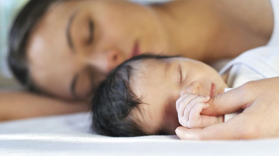 Дети, которые спят в кровати родителей, менее склонны к полноте