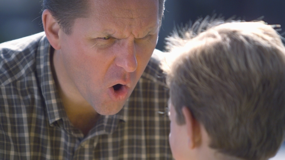 Жестокое обращение с детьми влияет на изменения деятельности их мозга