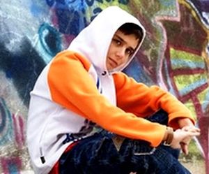 Подростки часто скрывают тревогу за весельем