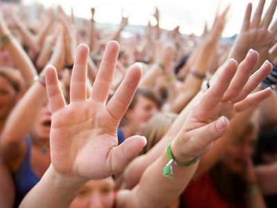 Толпа делает людей счастливыми